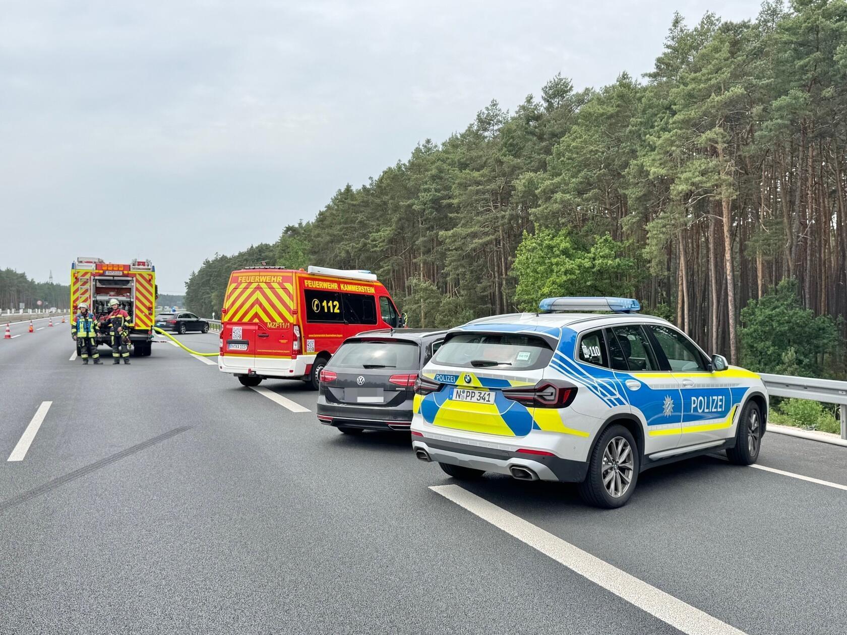 Der Fahrer des Autos wurde schwer verletzt.
