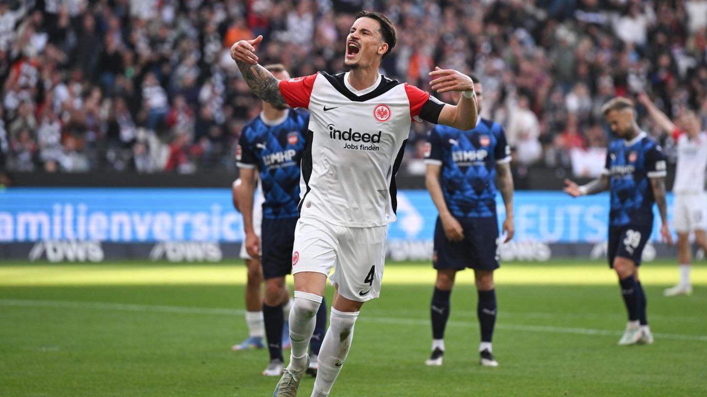 Robin Koch hat seinen Vertrag bei Eintracht Frankfurt bis 2030 verlängert. Robin Koch hat seinen Vertrag bei Eintracht Frankfurt bis 2030 verlängert.