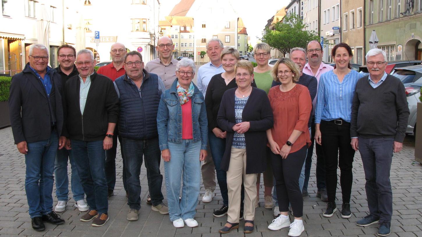 Beim Förderverein St. Johannes Klinik und Rettungswache haben sich personelle Änderungen ergeben: Norbert Gradl, Johannes Trenz, Markus Kirzdörfer, Roland Hofmann, Günter Sertl, Edmund Goß, Carola Lang, Peter Lindner, Astrid Kraus, Elisabeth Kolleng, Anke Griesbeck, Katrin Schleicher, Franz Popp, Markus Popp, Ramona Rechner, Horst Müller (v.l.). Beim Förderverein St. Johannes Klinik und Rettungswache haben sich personelle Änderungen ergeben: Norbert Gradl, Johannes Trenz, Markus Kirzdörfer, Roland Hofmann, Günter Sertl, Edmund Goß, Carola Lang, Peter Lindner, Astrid Kraus, Elisabeth Kolleng, Anke Griesbeck, Katrin Schleicher, Franz Popp, Markus Popp, Ramona Rechner, Horst Müller (v.l.).