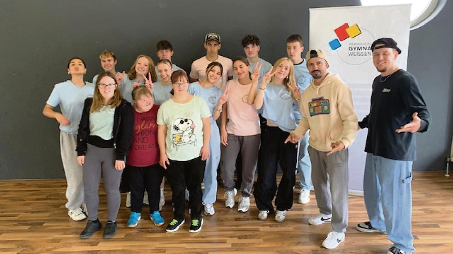 Unter dem Motto „Tanzen für alle“ wurden im P-Seminar Sport des Weißenburger Gymnasiums Menschen mit geistiger Beeinträchtigung eingeladen, gemeinsam Hip-Hop zu tanzen. Unterstützt wurde die Aktion vom Tanzstudio Stylissimo Dance. Unter dem Motto „Tanzen für alle“ wurden im P-Seminar Sport des Weißenburger Gymnasiums Menschen mit geistiger Beeinträchtigung eingeladen, gemeinsam Hip-Hop zu tanzen. Unterstützt wurde die Aktion vom Tanzstudio Stylissimo Dance.