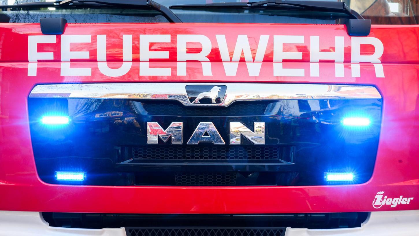 Die Feuerwehr musste in drei Kellern in Nürnberg Feuer löschen. (Symbolbild) Die Feuerwehr musste in drei Kellern in Nürnberg Feuer löschen. (Symbolbild)