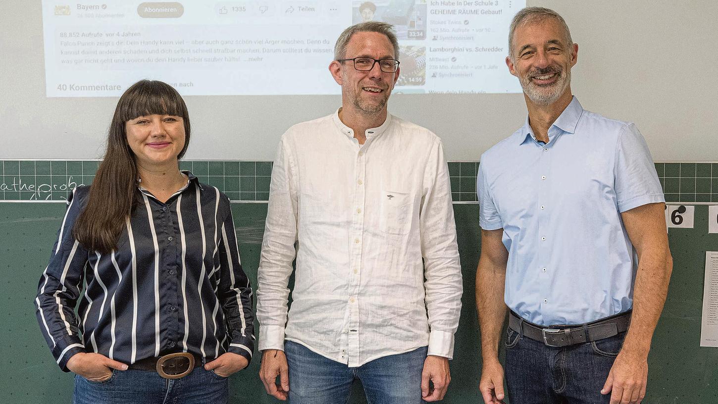 Jugendsozialarbeiterin Tina Sillinger hatte die Workshops zur Kampagne „Mach dein Handy nicht zur Waffe“ initiiert, Richter Christian Eichhorn arbeitet mit den Jugendlichen und Schulleiter Markus Scharrer (von links) dankte beiden für die Aktion. Jugendsozialarbeiterin Tina Sillinger hatte die Workshops zur Kampagne „Mach dein Handy nicht zur Waffe“ initiiert, Richter Christian Eichhorn arbeitet mit den Jugendlichen und Schulleiter Markus Scharrer (von links) dankte beiden für die Aktion.