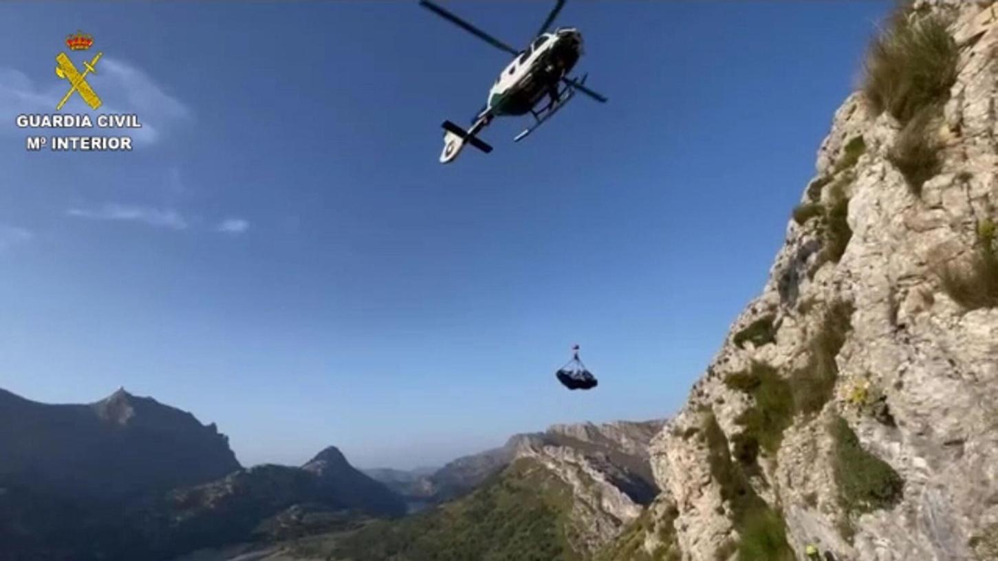 Eine beim Wandern auf Mallorca tödlich verunglückte Deutsche wird mit Hilfe eines Hubschraubers aus unwegsamem Gelände geborgen. Eine beim Wandern auf Mallorca tödlich verunglückte Deutsche wird mit Hilfe eines Hubschraubers aus unwegsamem Gelände geborgen.