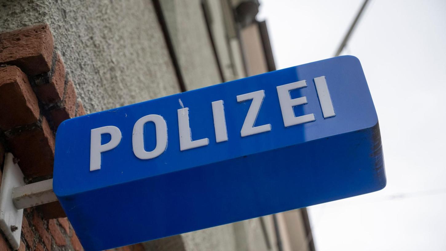 Die Polizei sucht nach vier Männern, die einen anderen Mann bewusstlos geschlagen haben. (Symbolbild) Die Polizei sucht nach vier Männern, die einen anderen Mann bewusstlos geschlagen haben. (Symbolbild)