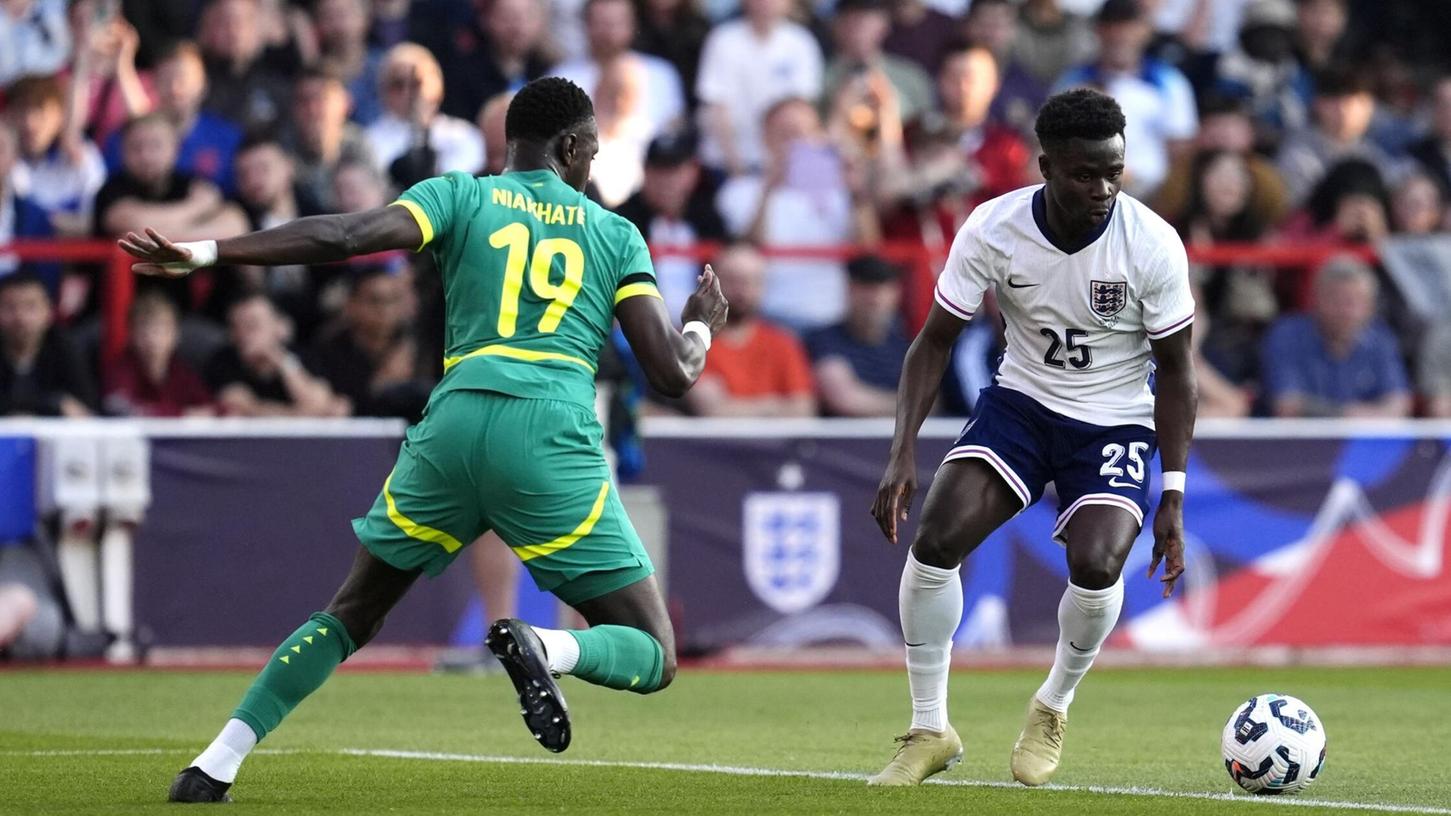Englands Bukayo Saka (rechts) tat sich mit seinem Team gegen Senegal schwer Englands Bukayo Saka (rechts) tat sich mit seinem Team gegen Senegal schwer