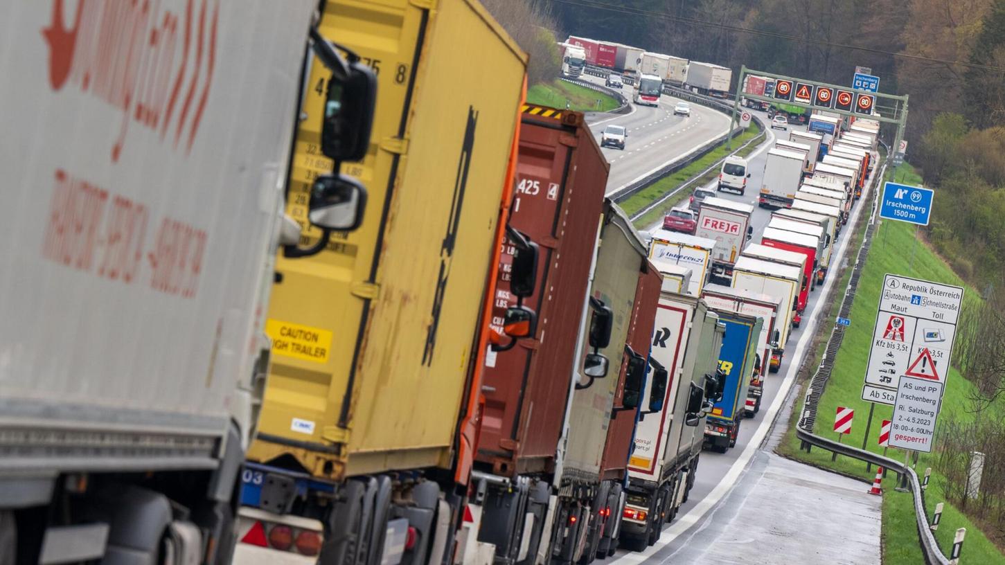 Bislang werden die meisten Lkw mit Diesel betrieben. (Archivbild) Bislang werden die meisten Lkw mit Diesel betrieben. (Archivbild)