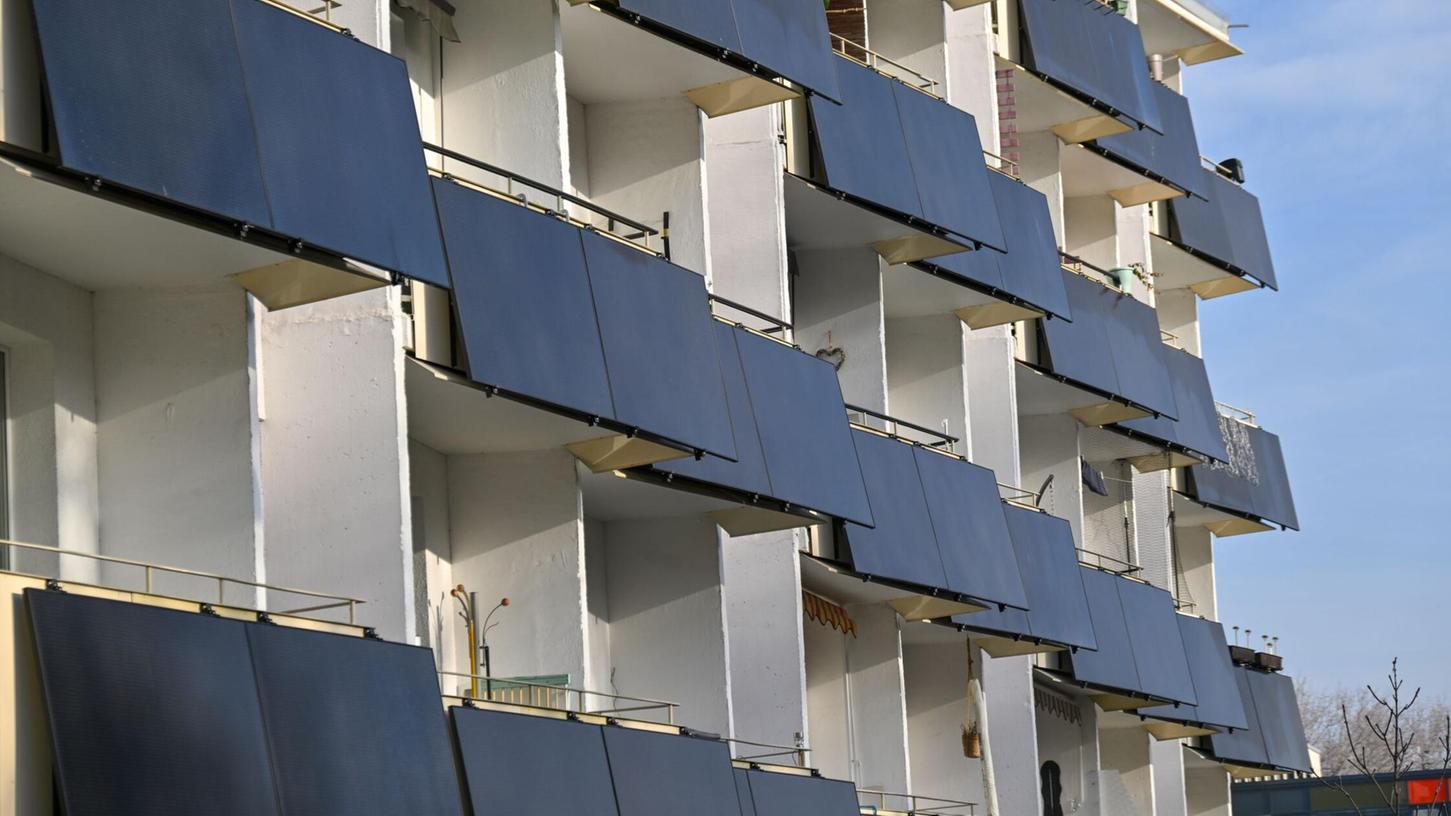 Balkonkraftwerke boomen - inzwischen gibt es eine Million der kleinen Solaranlagen. Balkonkraftwerke boomen - inzwischen gibt es eine Million der kleinen Solaranlagen.