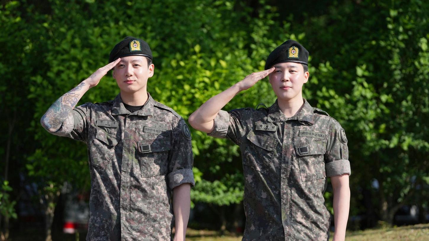 Die Mitglieder der K-Pop-Band BTS, Jimin (r) und Jung Kook, salutieren nach ihrer Entlassung aus dem Militärdienst. Die Mitglieder der K-Pop-Band BTS, Jimin (r) und Jung Kook, salutieren nach ihrer Entlassung aus dem Militärdienst.