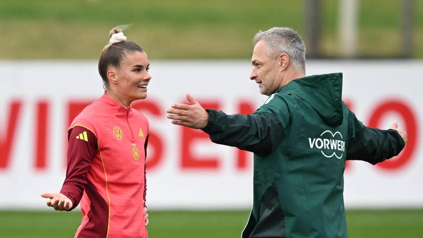 Vorfreude auf die EM: Christian Wück (mit Stürmerin Selina Cerci) Vorfreude auf die EM: Christian Wück (mit Stürmerin Selina Cerci)