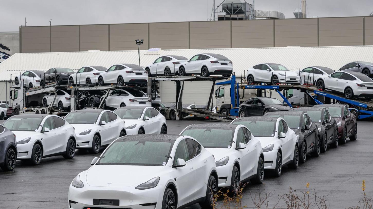 Tesla will als Robotaxis nach bisherigen Angaben zunächst handelsübliche Fahrzeuge des Typs Model Y einsetzen. (Archivbild) Tesla will als Robotaxis nach bisherigen Angaben zunächst handelsübliche Fahrzeuge des Typs Model Y einsetzen. (Archivbild)