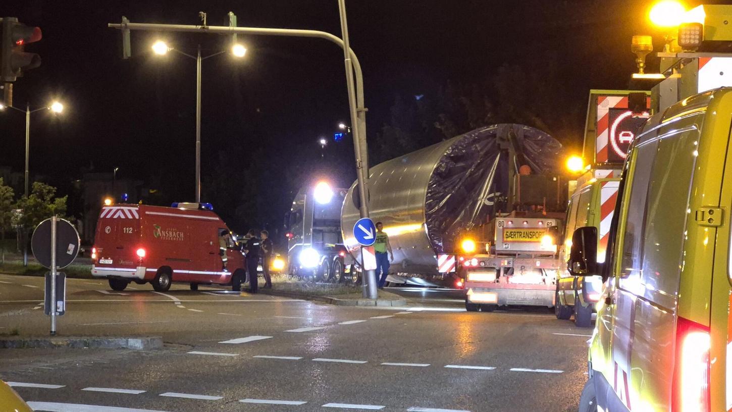 Der Schwertransport blockierte die Kreuzung für kurze Zeit. Der Schwertransport blockierte die Kreuzung für kurze Zeit.