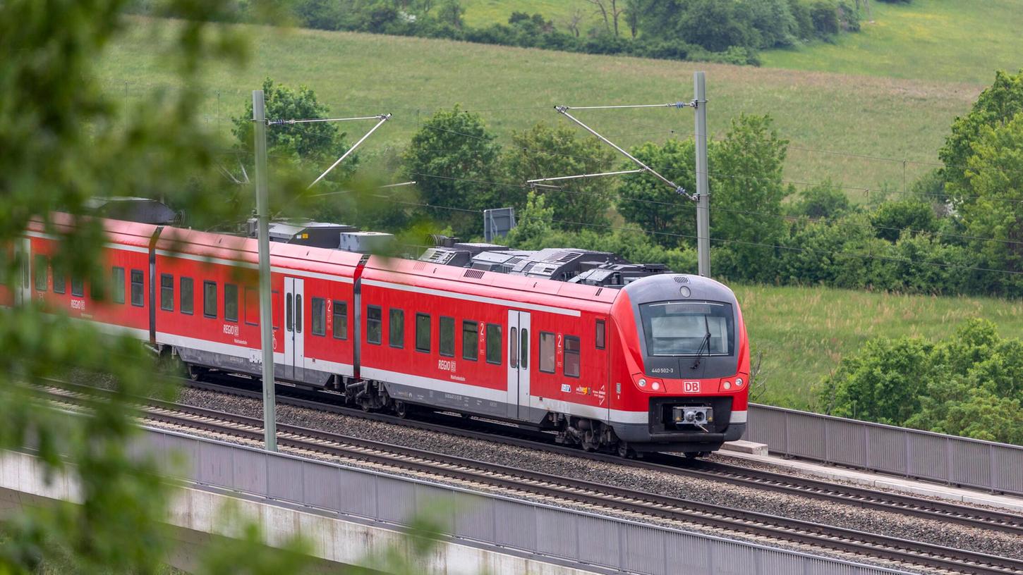 Trotz Warnpfiff und eingeleiteter Schnellbremsung wurde der Mann von einem mit etwa 100 Reisenden besetzten Regionalexpress erfasst. (Symbolbild) Trotz Warnpfiff und eingeleiteter Schnellbremsung wurde der Mann von einem mit etwa 100 Reisenden besetzten Regionalexpress erfasst. (Symbolbild)