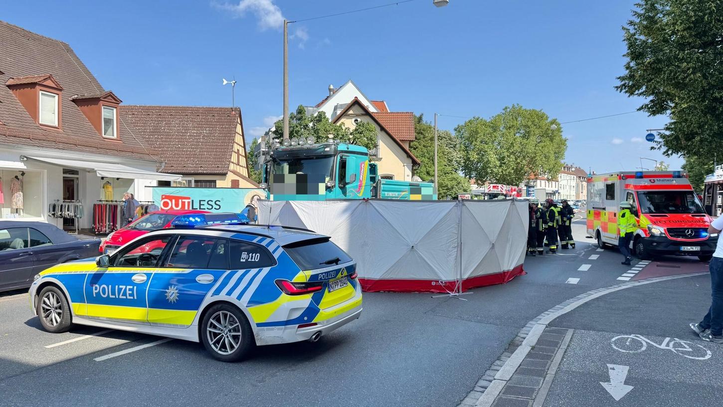 Zahlreiche Einsatzkräfte sind im Zuge des Rettungseinsatzes vor Ort - der Unfallhergang ist Gegenstand der Ermittlungen. Zahlreiche Einsatzkräfte sind im Zuge des Rettungseinsatzes vor Ort - der Unfallhergang ist Gegenstand der Ermittlungen.