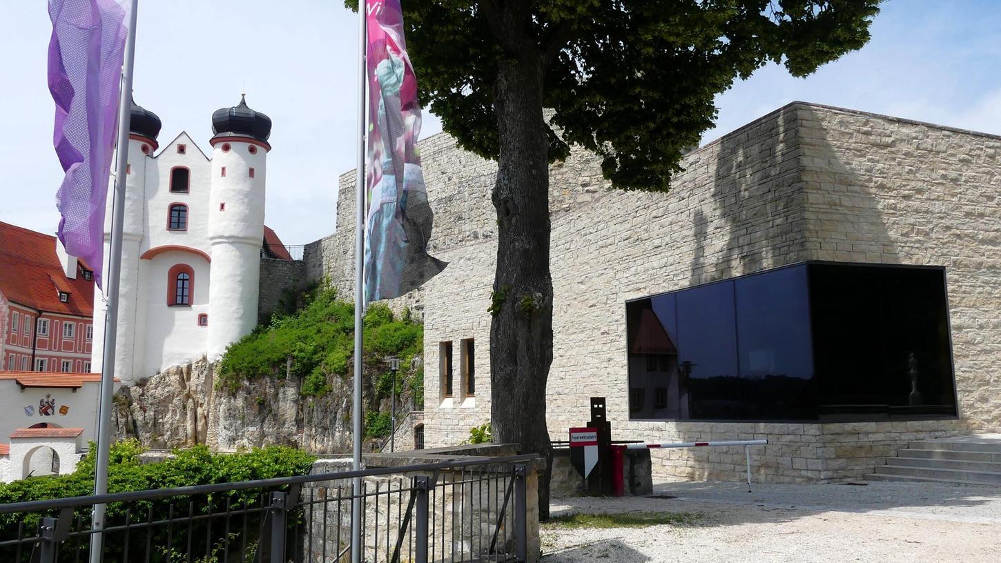 Das Eckfenster des Burgsaals wird umgebaut Das Eckfenster des Burgsaals wird umgebaut