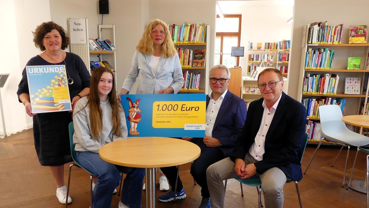 Regina Vogl (links), Anita Reindl, (3. von links) und Bürgermeister Josef Bauer (rechts) freuen sich über die Auszeichung, überreicht von Stephan Leibl und Mia Elsner. Regina Vogl (links), Anita Reindl, (3. von links) und Bürgermeister Josef Bauer (rechts) freuen sich über die Auszeichung, überreicht von Stephan Leibl und Mia Elsner.