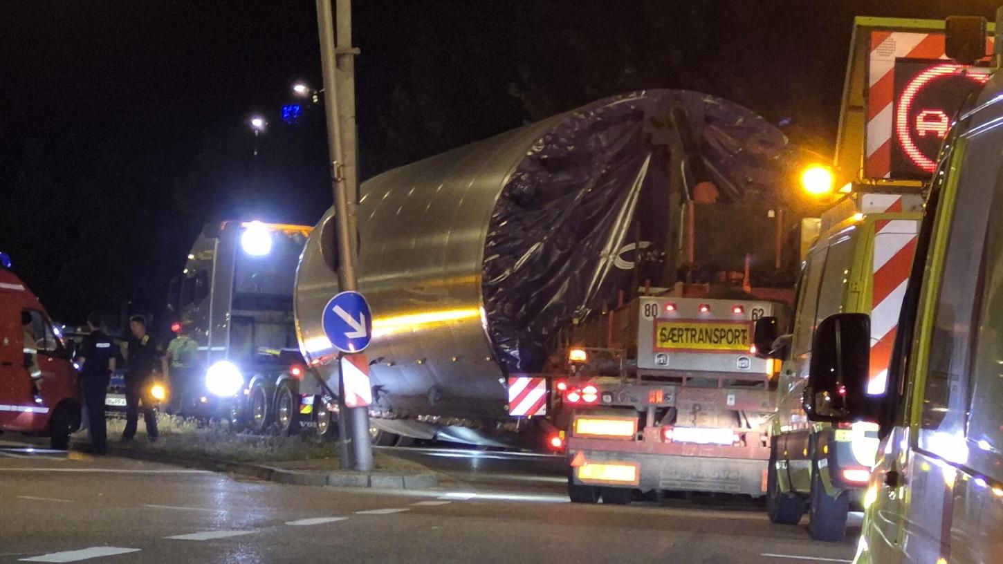 Ein mit einem Turm beladener Schwertransport beschädigte einen Laternenmast in Ansbach. Ein mit einem Turm beladener Schwertransport beschädigte einen Laternenmast in Ansbach.