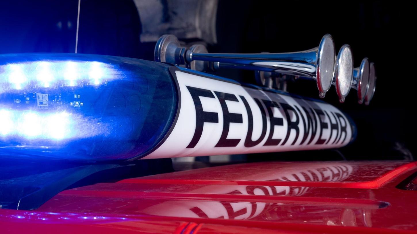 Mehrere Feuerwehren waren zum Löschen des Brands im Einsatz. (Symbolbild) Mehrere Feuerwehren waren zum Löschen des Brands im Einsatz. (Symbolbild)