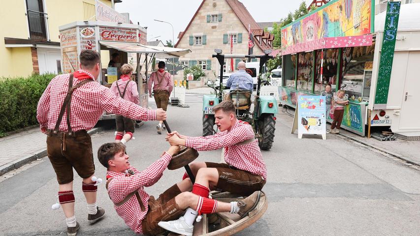 Eilwagenfahren und Baumaustanzen: So ging die Leinburger Kirchweih zu Ende Eilwagenfahren und Baumaustanzen: So ging die Leinburger Kirchweih zu Ende