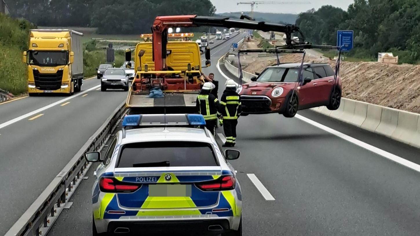 Auf der A3 bei der Ausfahrt Höchstadt-Ost fuhren am Dienstag mehrere Autos aufeinander, ein Pkw musste anschließend abgeschleppt werden. Auf der A3 bei der Ausfahrt Höchstadt-Ost fuhren am Dienstag mehrere Autos aufeinander, ein Pkw musste anschließend abgeschleppt werden.
