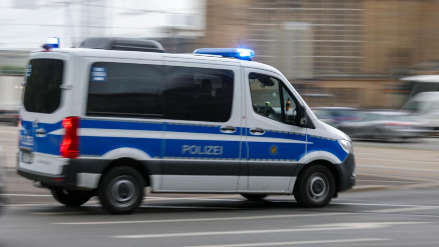 Die Polizei fährt zu einem Streit in einem Imbiss. (Symbolbild) Die Polizei fährt zu einem Streit in einem Imbiss. (Symbolbild)