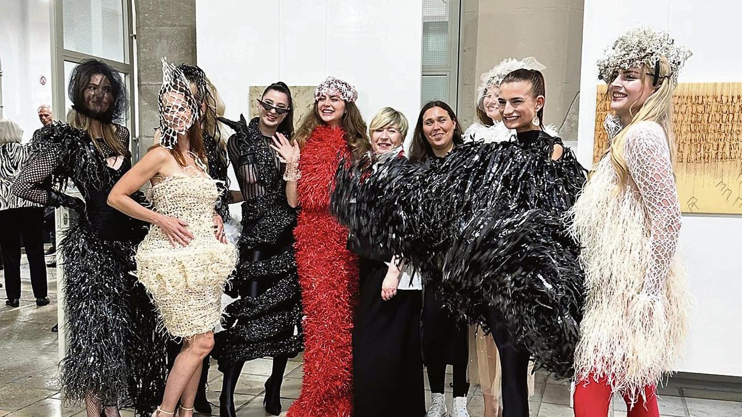 Models präsentierten bei der Vernissage der Ausstellung „Quadriga“ in einer großartigen Performance textile Kunst. Models präsentierten bei der Vernissage der Ausstellung „Quadriga“ in einer großartigen Performance textile Kunst.