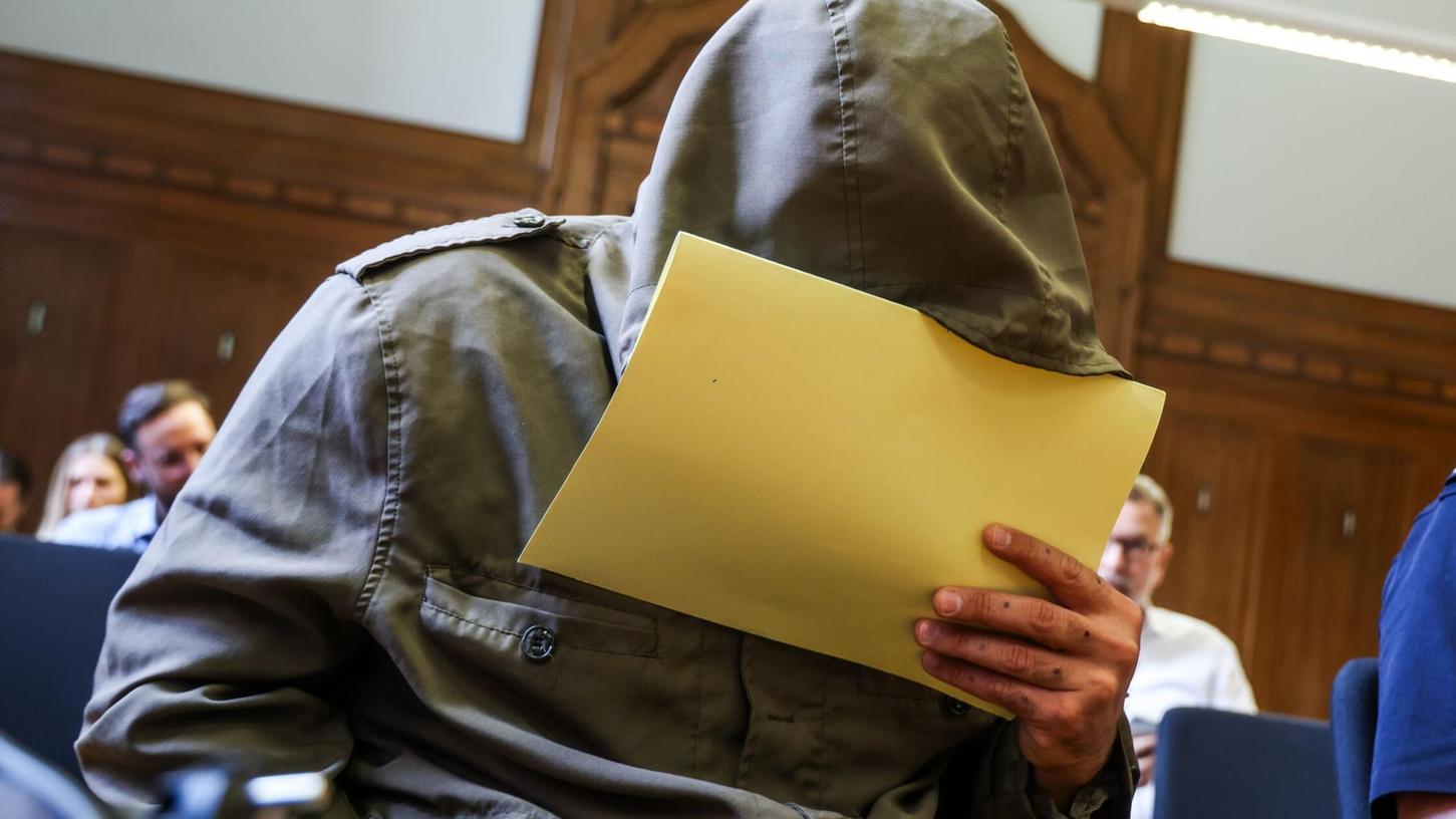 Abu Walaa, verurteilter IS-Terrorist und früherer IS-Statthalter in Deutschland, scheitert mit Klage gegen seine Ausweisung. Abu Walaa, verurteilter IS-Terrorist und früherer IS-Statthalter in Deutschland, scheitert mit Klage gegen seine Ausweisung.