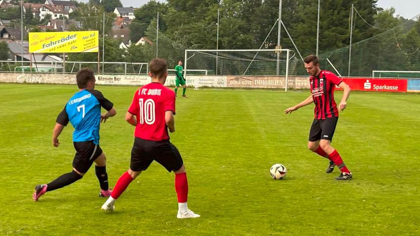Video: Spurio schießt den 1. FC Herzogenaurach gegen den 1. FC Burk in die zweite Runde Video: Spurio schießt den 1. FC Herzogenaurach gegen den 1. FC Burk in die zweite Runde