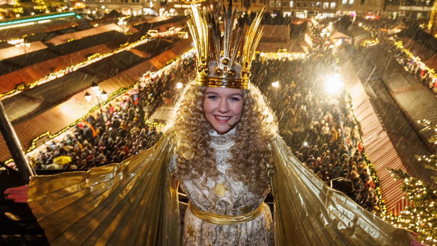 Ihre himmlische Amtszeit endet nun: Nelli Lunkenheimer steht am 29. November 2024 nach der offiziellen Eröffnung des Christkindlesmarkts auf der Empore der Frauenkirche. Ihre himmlische Amtszeit endet nun: Nelli Lunkenheimer steht am 29. November 2024 nach der offiziellen Eröffnung des Christkindlesmarkts auf der Empore der Frauenkirche.