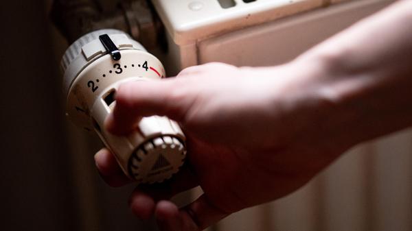 ARCHIV - 02.07.2023, Berlin: Eine Person benutzt e