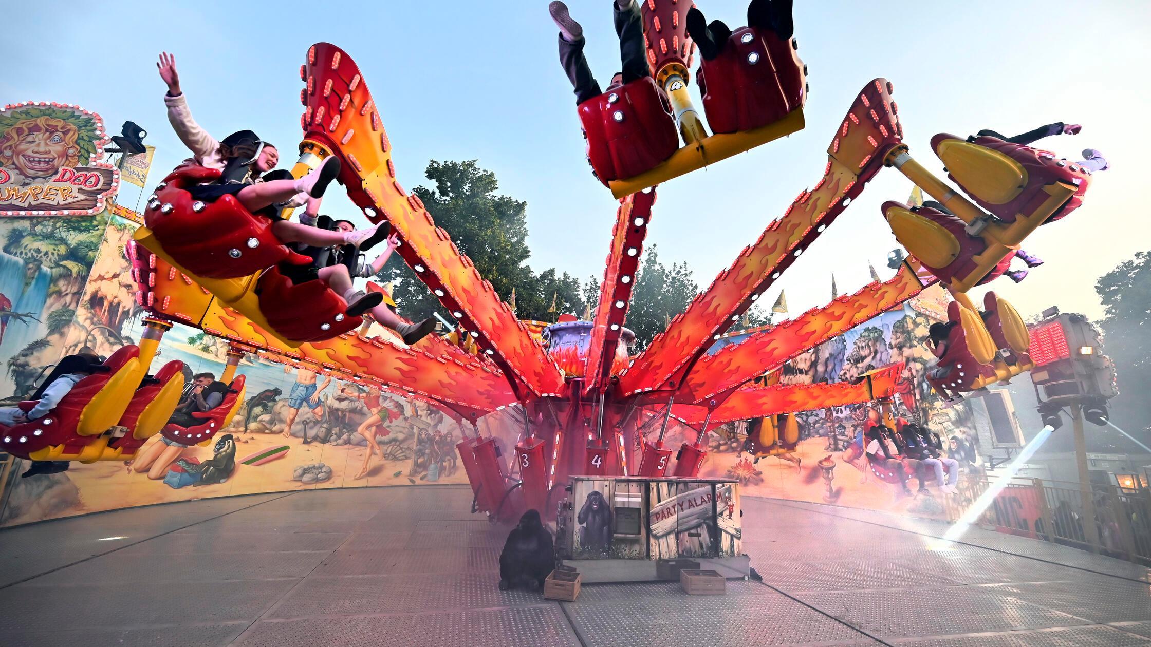 Erlangen:  Attraktion  auf der 270. Erlanger Bergk