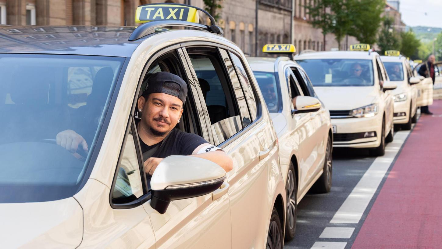 Aus Fürth sind 57 Taxifahrer und -fahrerinnen im Konvoi unterwegs gewesen. Aus Fürth sind 57 Taxifahrer und -fahrerinnen im Konvoi unterwegs gewesen.