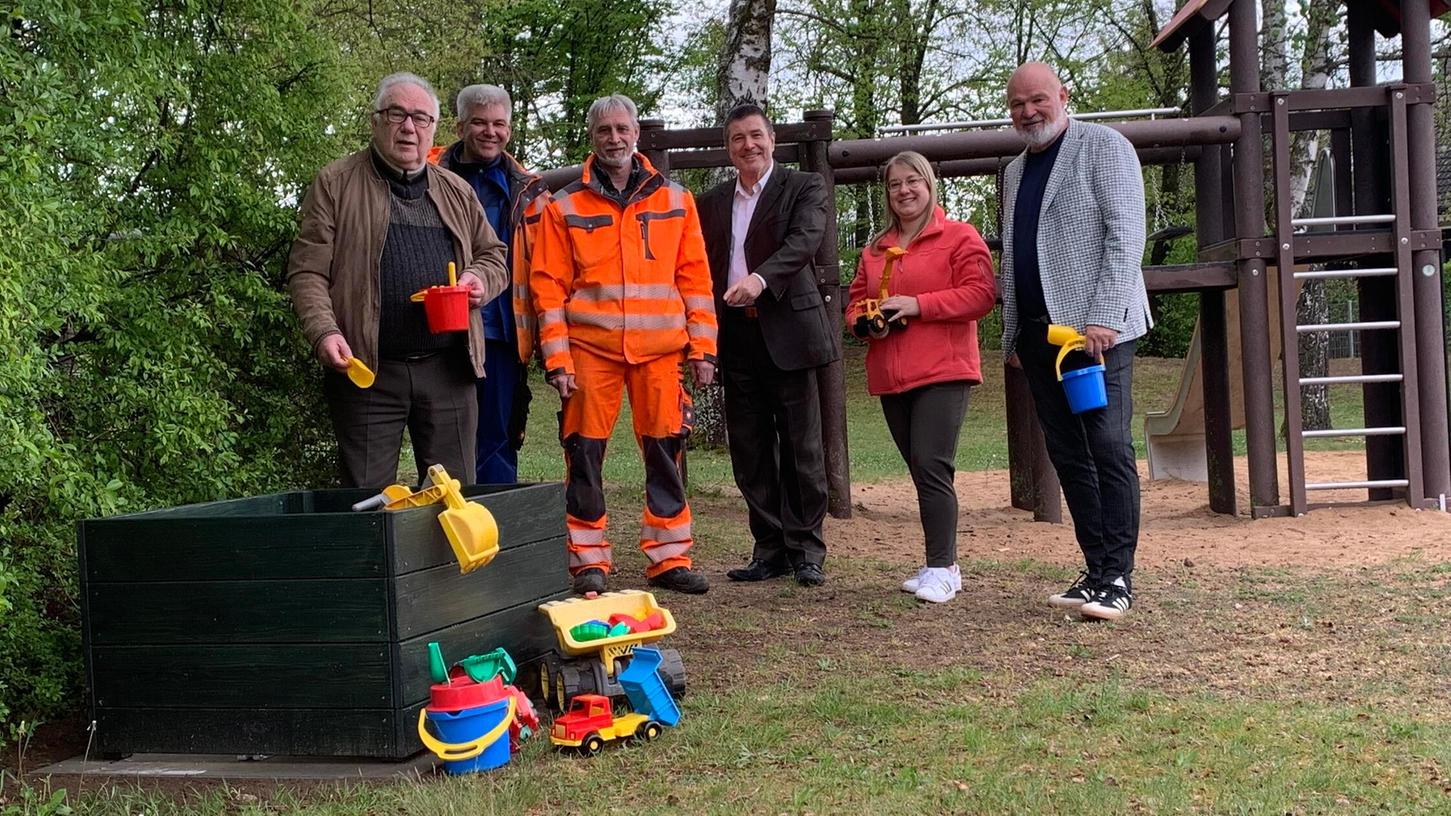 Volker Schaffer, Markus Dressler, Christian Wirth (Bauhof), Bürgermeister Jürgen Spahl, Stephanie Harfmann und Uwe Mauckner (von links nach rechts) beäugen ihr neues Meisterwerk auf dem Spielplatz in Rednitzhembach. Volker Schaffer, Markus Dressler, Christian Wirth (Bauhof), Bürgermeister Jürgen Spahl, Stephanie Harfmann und Uwe Mauckner (von links nach rechts) beäugen ihr neues Meisterwerk auf dem Spielplatz in Rednitzhembach.