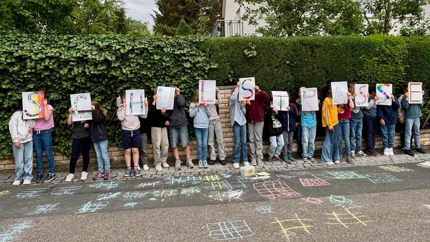 Aktion gegen „Elterntaxis“: Worzeldorfer Grundschule sperrt Straße Aktion gegen „Elterntaxis“: Worzeldorfer Grundschule sperrt Straße