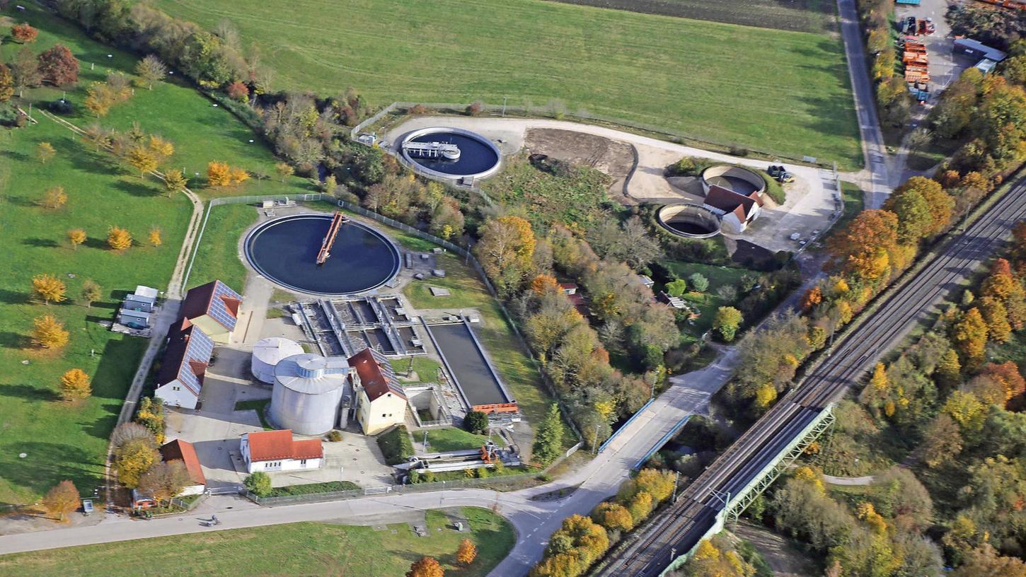 Die Kläranlage wird erweitert: Die Bauarbeiten haben bereits begonnen und werden insgesamt eineinhalb Jahre dauern. Die Kläranlage wird erweitert: Die Bauarbeiten haben bereits begonnen und werden insgesamt eineinhalb Jahre dauern.
