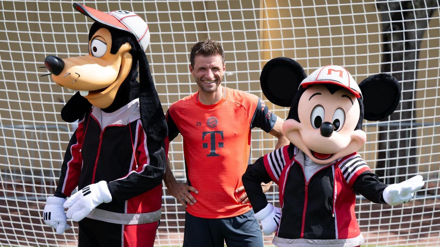 Schnappschuss: Thomas Müller mit Goofy und Micky Maus. Schnappschuss: Thomas Müller mit Goofy und Micky Maus.