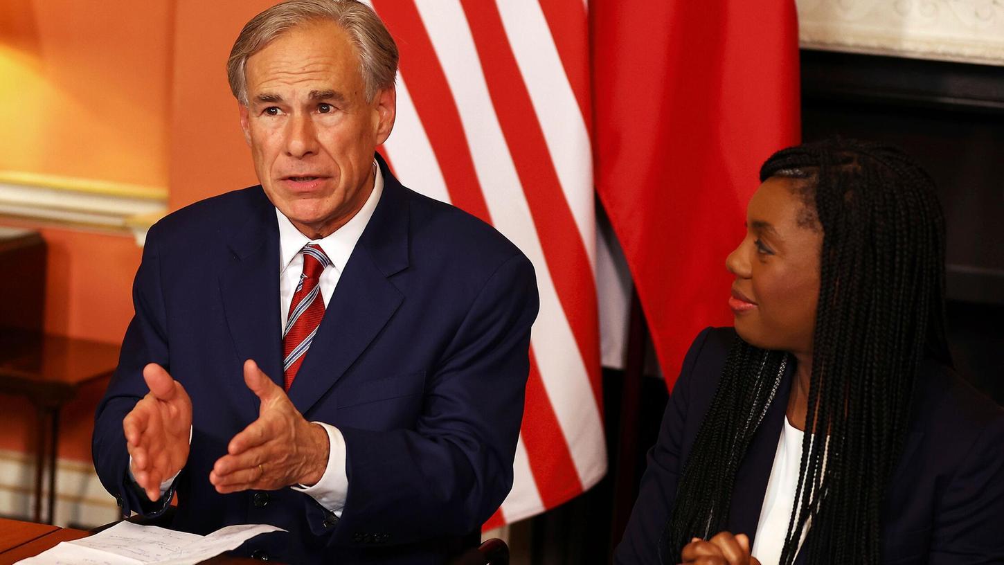 Archiv: Kemi Badenoch (r), Wirtschaftsministerin von Großbritannien, und Greg Abbott, Gouverneur vom US-Bundesstaat Texas, sprechen bei der Unterzeichnung eines Handelsabkommens zur Förderung der Handels- und Investitionsbeziehungen zwischen dem Vereinigten Königreich und Texas. Archiv: Kemi Badenoch (r), Wirtschaftsministerin von Großbritannien, und Greg Abbott, Gouverneur vom US-Bundesstaat Texas, sprechen bei der Unterzeichnung eines Handelsabkommens zur Förderung der Handels- und Investitionsbeziehungen zwischen dem Vereinigten Königreich und Texas.
