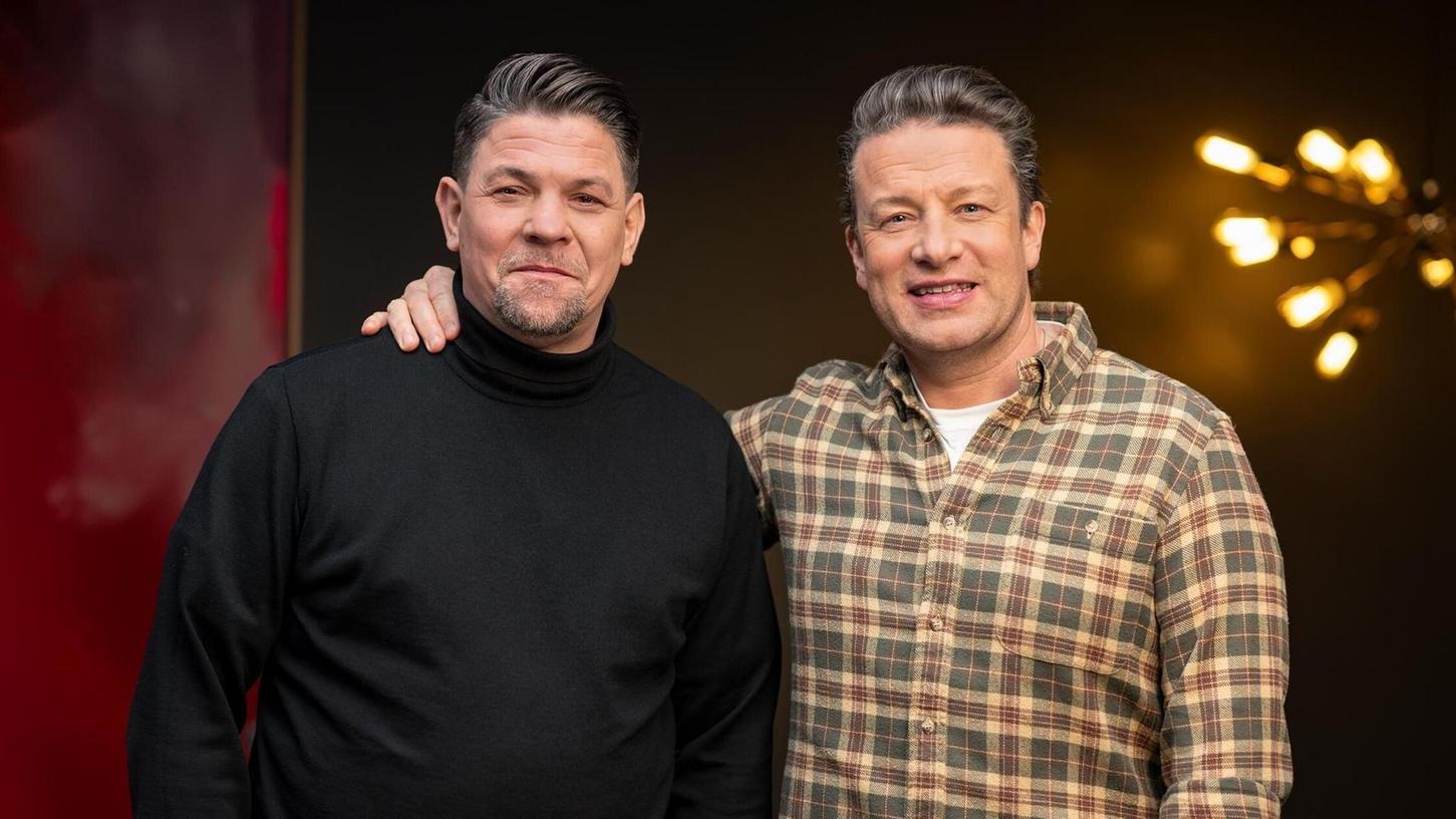 Duell der Spitzenköche: Weltstar Jamie Oliver tritt erstmals gegen den deutschen TV-Liebling Tim Mälzer (l) an. Die neue Folge von «Kitchen Impossible» ist bereits auf RTL+ verfügbar und läuft am Sonntag (15. Juni) um 20.15 Uhr auf Vox. Duell der Spitzenköche: Weltstar Jamie Oliver tritt erstmals gegen den deutschen TV-Liebling Tim Mälzer (l) an. Die neue Folge von «Kitchen Impossible» ist bereits auf RTL+ verfügbar und läuft am Sonntag (15. Juni) um 20.15 Uhr auf Vox.