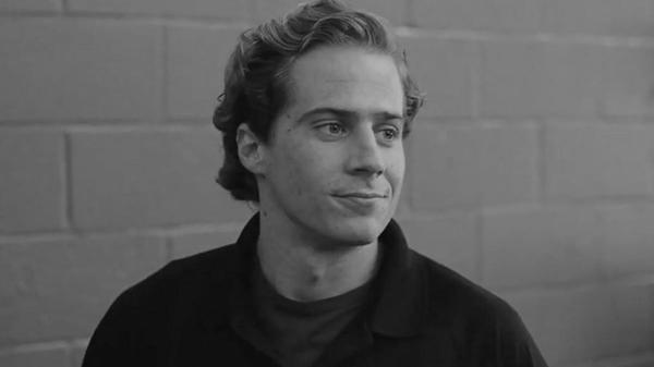 Der Schauspieler Keller Fornes, der unter anderem aus der Serie "The Walking Dead" bekannt ist, starb bereits im Dezember 2024 im Alter von nur 32 Jahren. Erst Anfang des Jahres 2025 wurde sein Tod öffentlich bekannt, weshalb sich seine Fans auch erst Anfang 2025 von ihm verabschieden konnten.