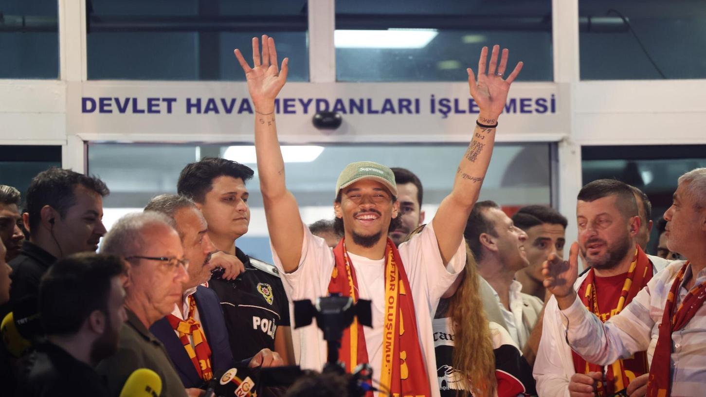 Leroy Sané hatte nach seiner Ankunft in Istanbul gute Laune. Leroy Sané hatte nach seiner Ankunft in Istanbul gute Laune.