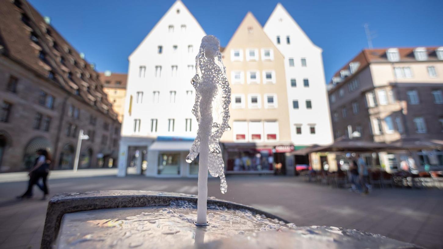 Trinkwasserbrunnen wie hier in Nürnberg sollen an heißen Tagen möglichst vielen Menschen den Zugang zu Trinkwasser ermöglichen. (Archivbild) Trinkwasserbrunnen wie hier in Nürnberg sollen an heißen Tagen möglichst vielen Menschen den Zugang zu Trinkwasser ermöglichen. (Archivbild)