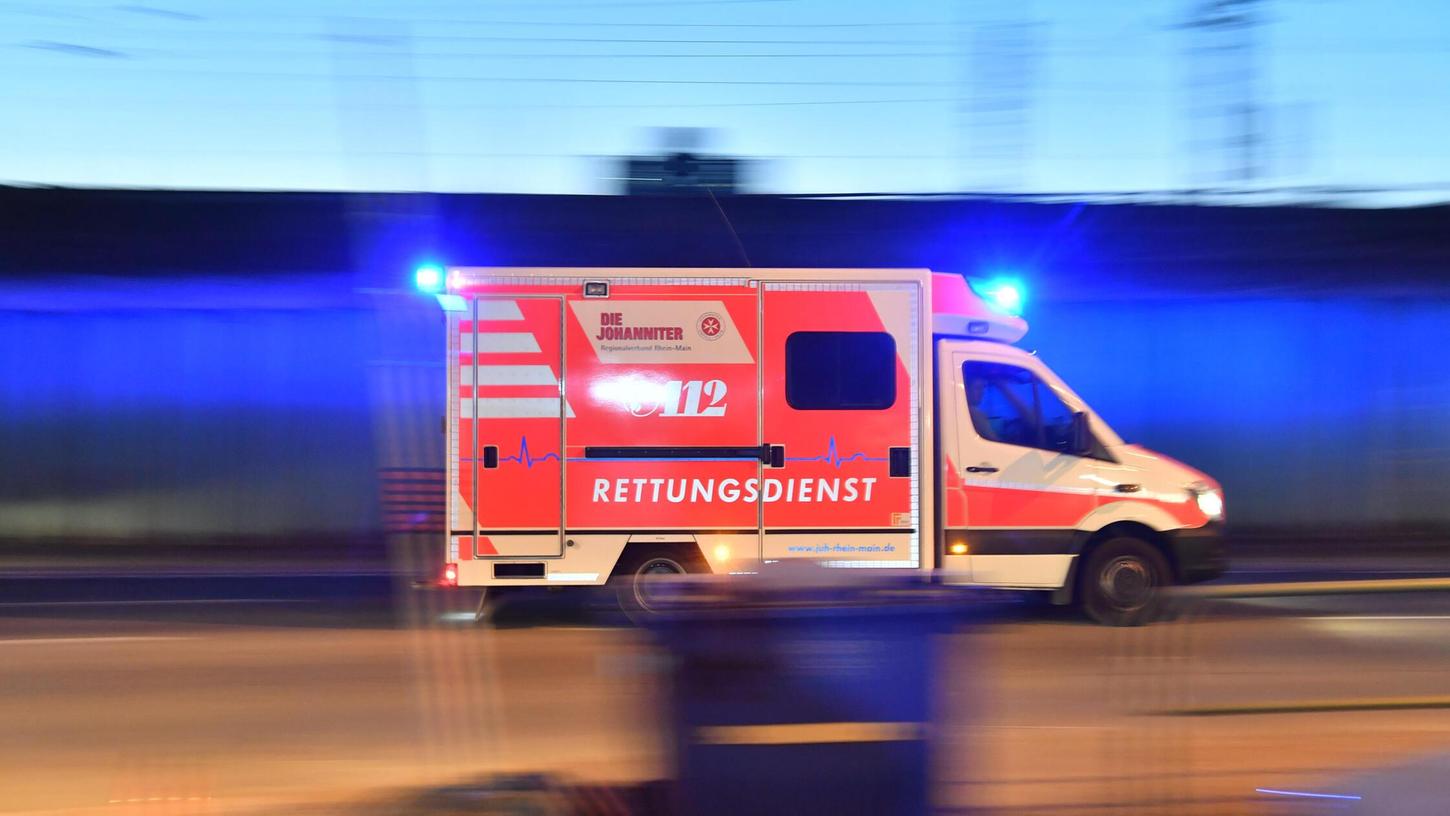 Der Mann kam mit schweren Verletzungen in ein Krankenhaus (Symbolbild). Der Mann kam mit schweren Verletzungen in ein Krankenhaus (Symbolbild).
