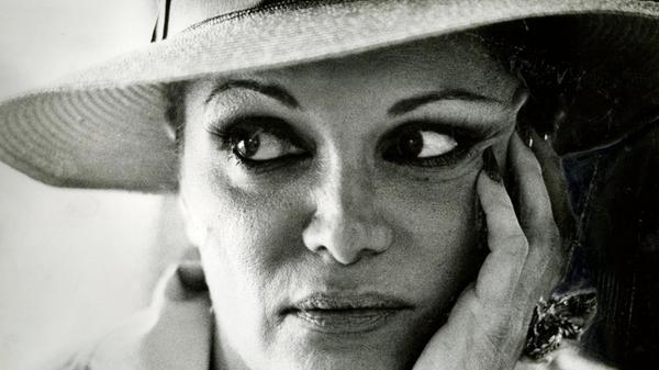 Sängerin und Schlagerpop-Ikone Connie Francis sorgte in den 50ern und 60ern in Deutschland für Hits wie "Schöner fremder Mann". Bekannt war sie damals auch in den USA. 1958 gelang ihr der internationale Durchbruch mit "Who's Sorry No". Jetzt ist Francis im Alter von 87 Jahren am 16. Juli 2025 verstorben - erst vor Kurzem ging ihr Song "Pretty Little Baby" aus dem Jahr 1962 auf TikTok viral. Francis wurde zwei Wochen vor ihrem Tod wegen "extremer Schmerzen" in ein Krankenhaus eingeliefert.