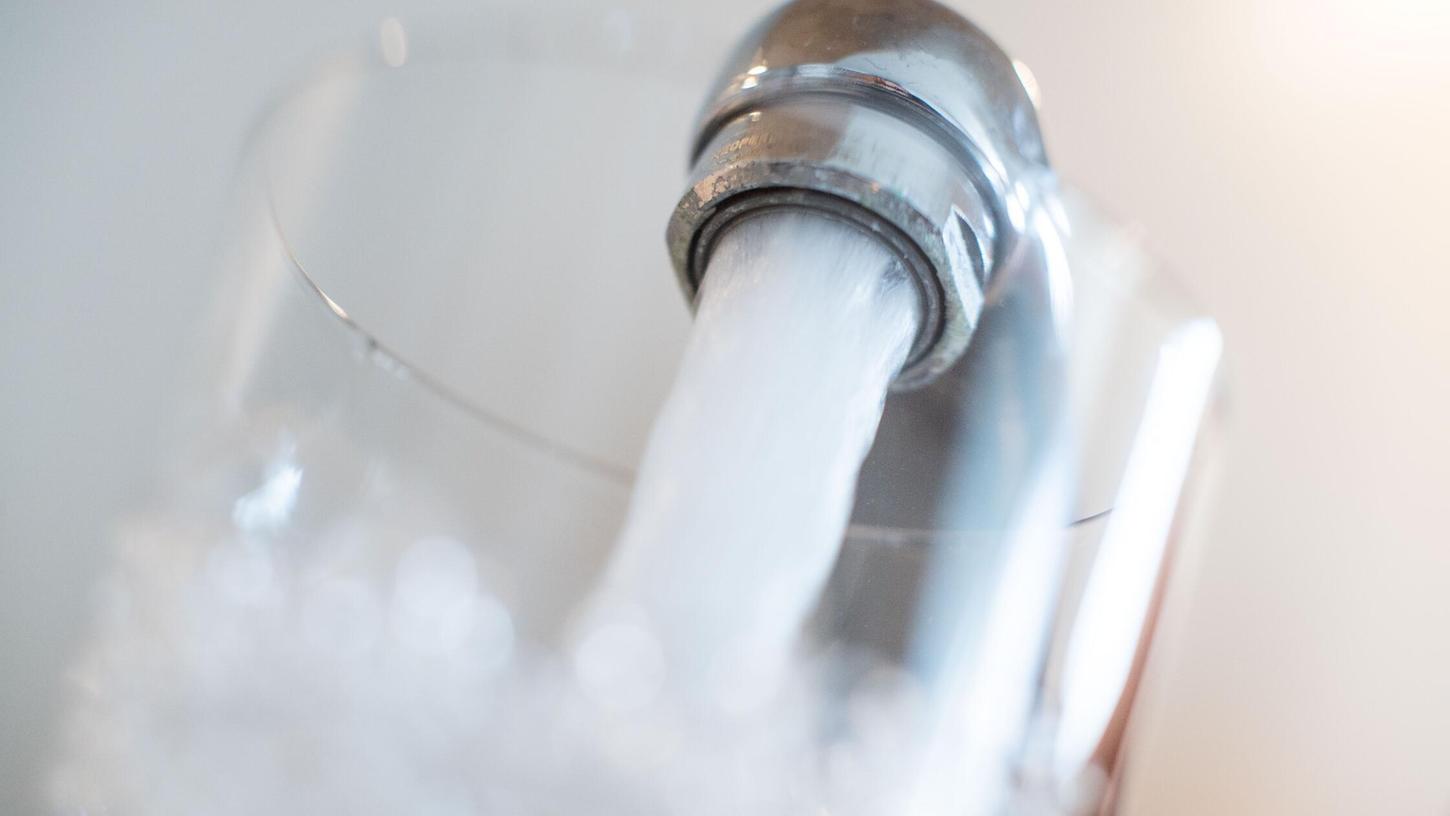 Auf der Fürther Hardhöhe wird in Kürze vorübergehend kein Wasser aus dem Hahn fließen. Die Infra rät den Bewohnern der betroffenen Häuser, Vorräte anzulegen. Auf der Fürther Hardhöhe wird in Kürze vorübergehend kein Wasser aus dem Hahn fließen. Die Infra rät den Bewohnern der betroffenen Häuser, Vorräte anzulegen.