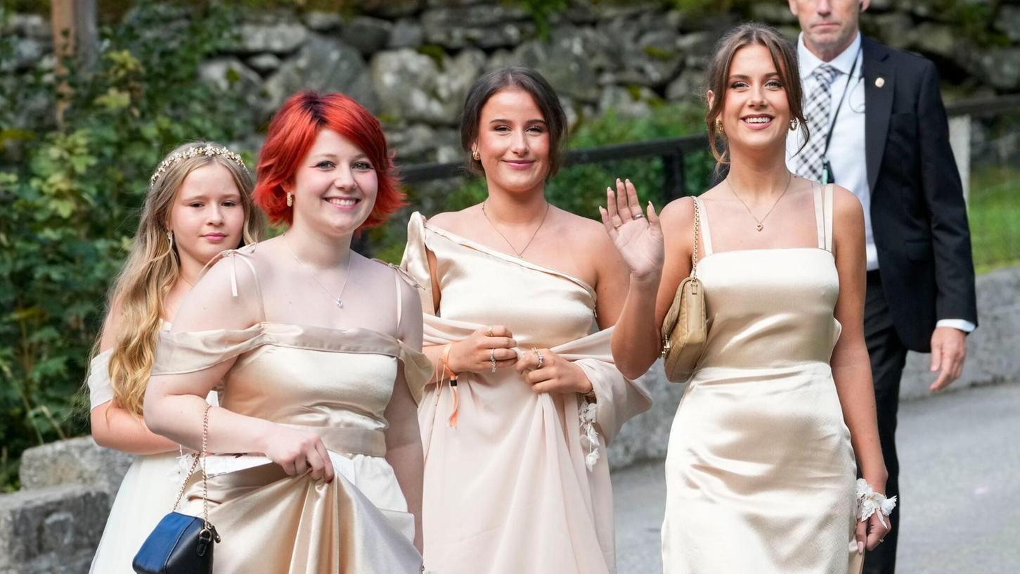 Leah Behn (ganz rechts) bei der Hochzeit ihrer Mutter Märtha Louise im vergangenen Sommer neben ihren Schwestern Maud und Emma. (Archivbild) Leah Behn (ganz rechts) bei der Hochzeit ihrer Mutter Märtha Louise im vergangenen Sommer neben ihren Schwestern Maud und Emma. (Archivbild)