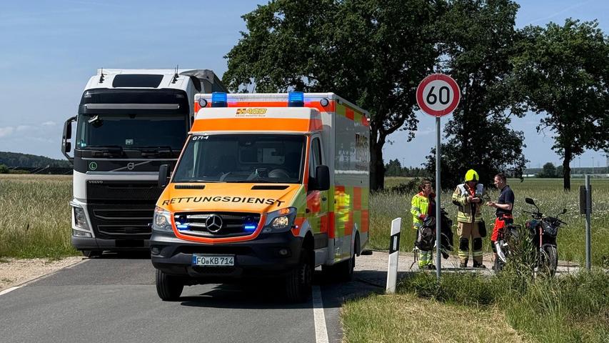 Motorradunfall bei Bubenreuth: Feuerwehr sichert Unfallstelle und leistet Erste Hilfe Motorradunfall bei Bubenreuth: Feuerwehr sichert Unfallstelle und leistet Erste Hilfe