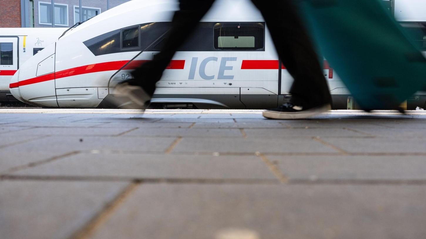 Das Zugpersonal begründete das Ende Fahrt damit, dass der ICE zu verdreckt sei, um weiterzufahren. (Symbolbild) Das Zugpersonal begründete das Ende Fahrt damit, dass der ICE zu verdreckt sei, um weiterzufahren. (Symbolbild)
