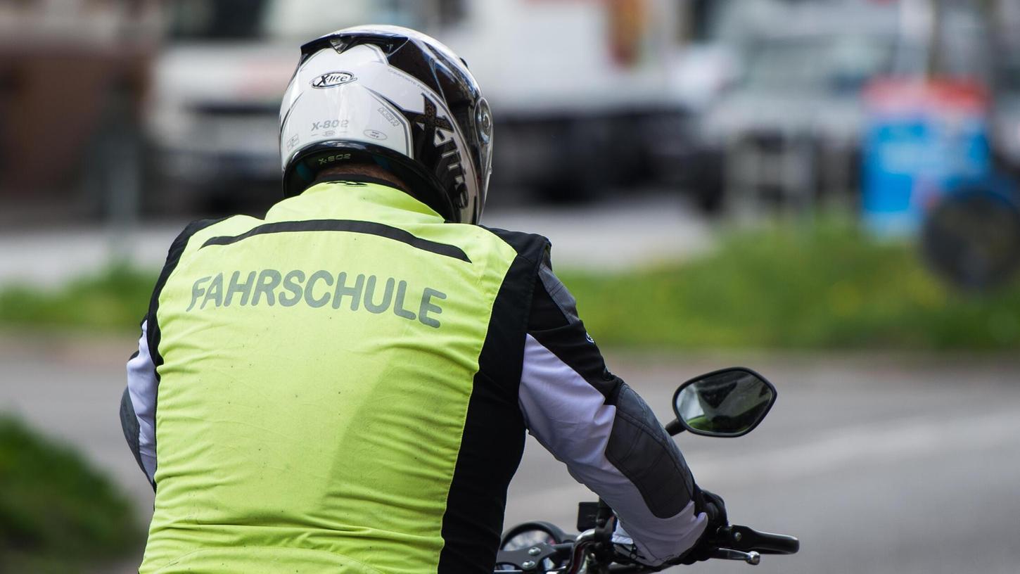 Während einer Fahrstunde in der Oberpfalz ist es zu einem Unfall zwischen einem Fahrschüler und dessen Fahrlehrer gekommen. (Symbolbild) Während einer Fahrstunde in der Oberpfalz ist es zu einem Unfall zwischen einem Fahrschüler und dessen Fahrlehrer gekommen. (Symbolbild)