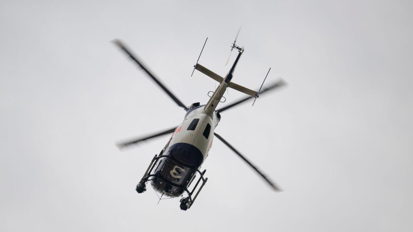 Auch ein Polizeihubschrauber nahm aus der Luft die Verfolgung auf. (Symbolbild) Auch ein Polizeihubschrauber nahm aus der Luft die Verfolgung auf. (Symbolbild)
