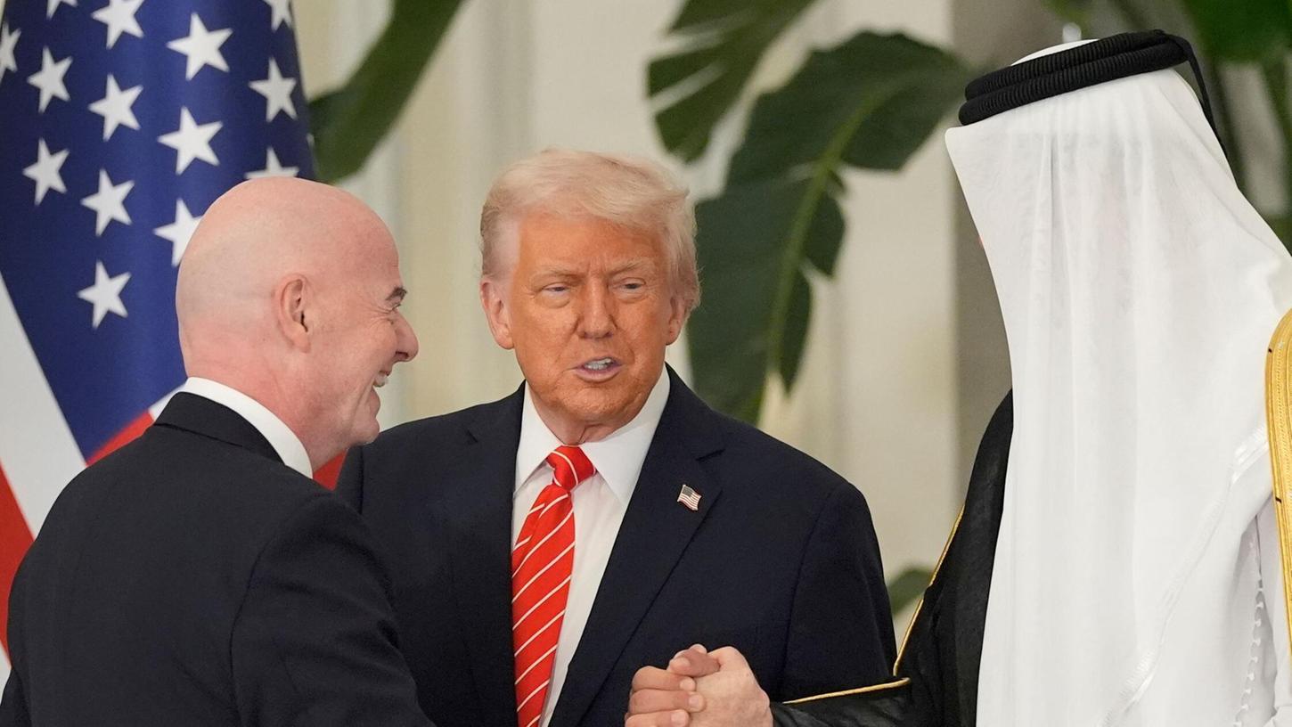 FIFA-Chef Infantino hält enge Bande zum US-Präsdienten und nach Saudi-Arabien. FIFA-Chef Infantino hält enge Bande zum US-Präsdienten und nach Saudi-Arabien.