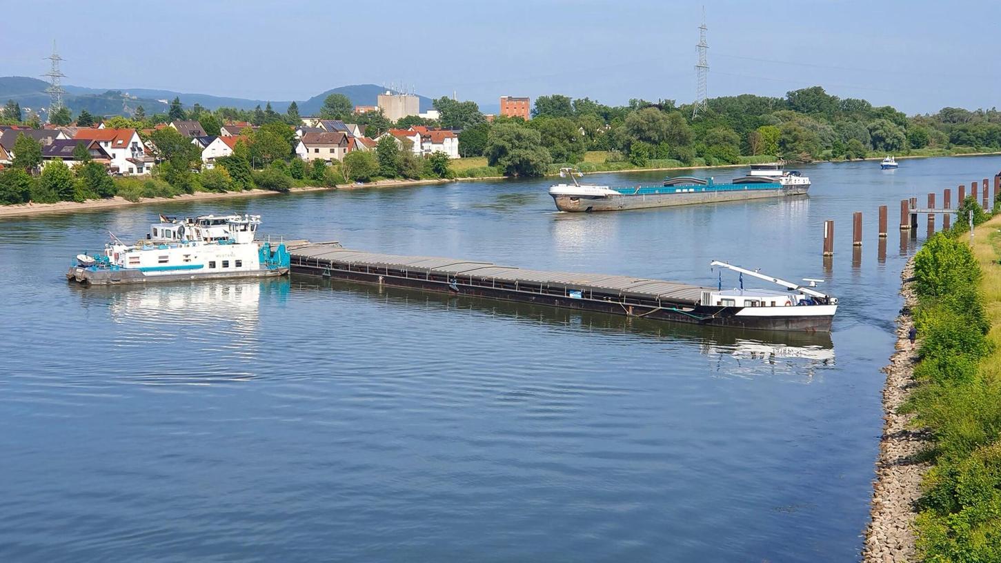 Die Einsatzkräfte versuchen, das festgefahrene Frachtschiff bei Regensburg zu bergen. Die Einsatzkräfte versuchen, das festgefahrene Frachtschiff bei Regensburg zu bergen.